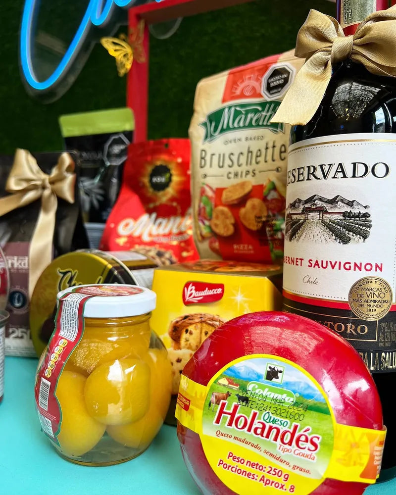 Detalle gourmet de ancheta con vino, queso holandés y duraznos