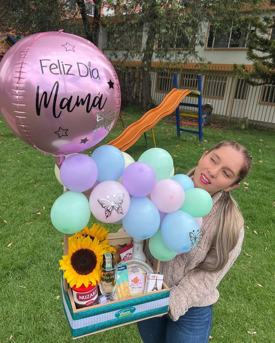 Día de la madre, globos y girasol en jardín