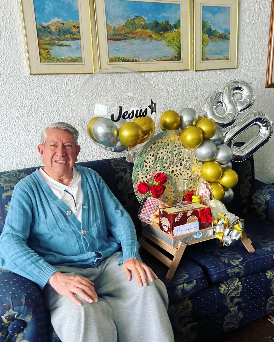Abuelo recibiendo sorpresa, ternura