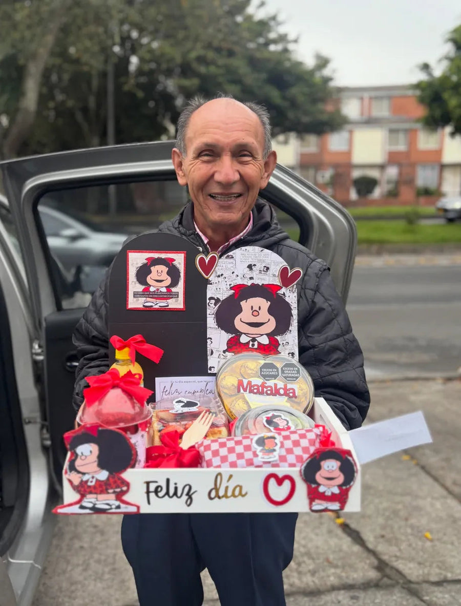 Señor con caja personalizada, emoción real