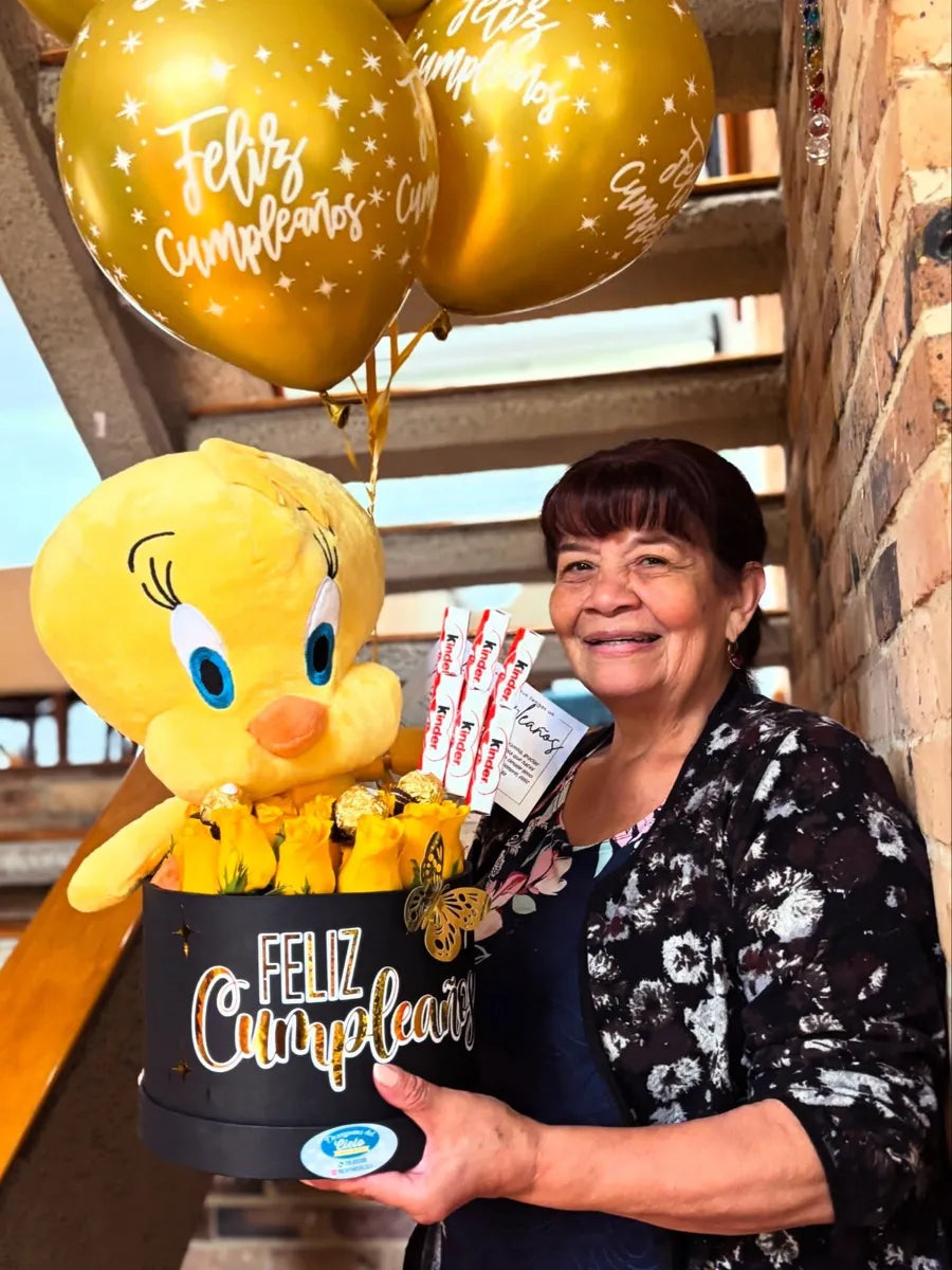 Señora con peluche y caja de cumpleaños