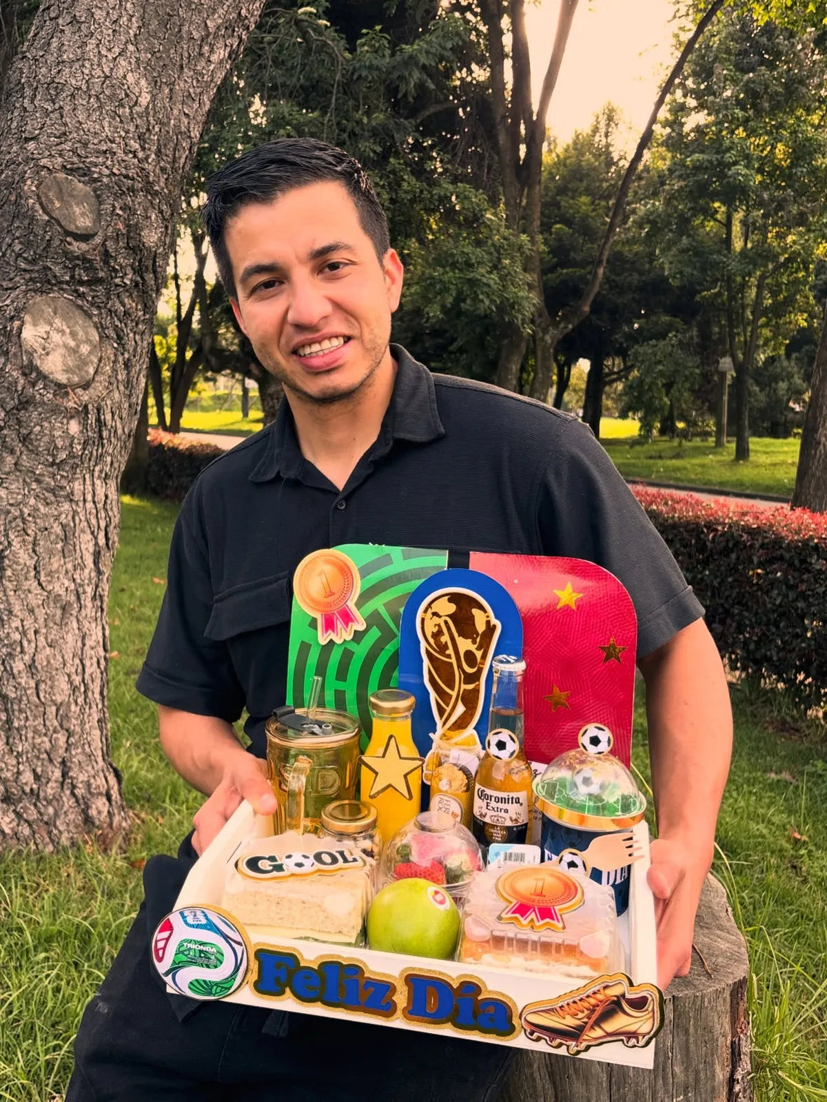 Hombre recibiendo desayuno en exterior, encuadre limpio