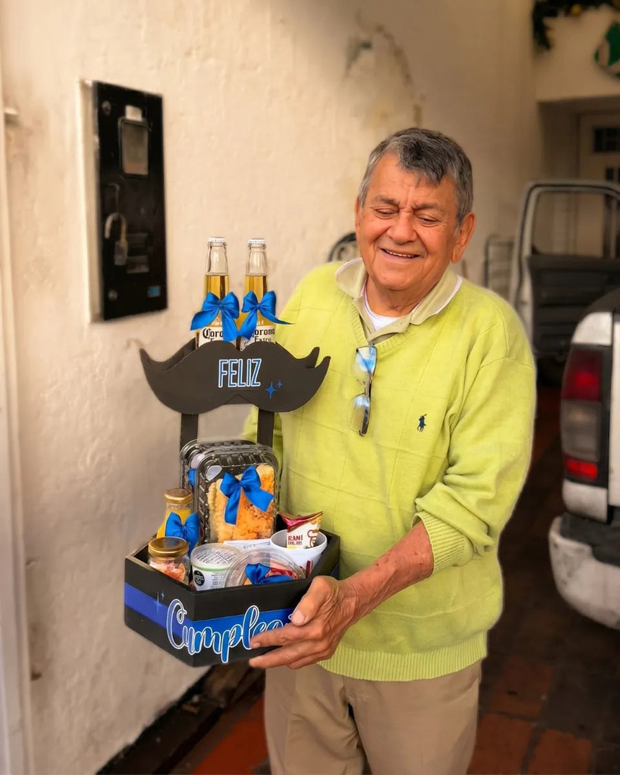 Papá sonriendo con su sorpresa, cálido