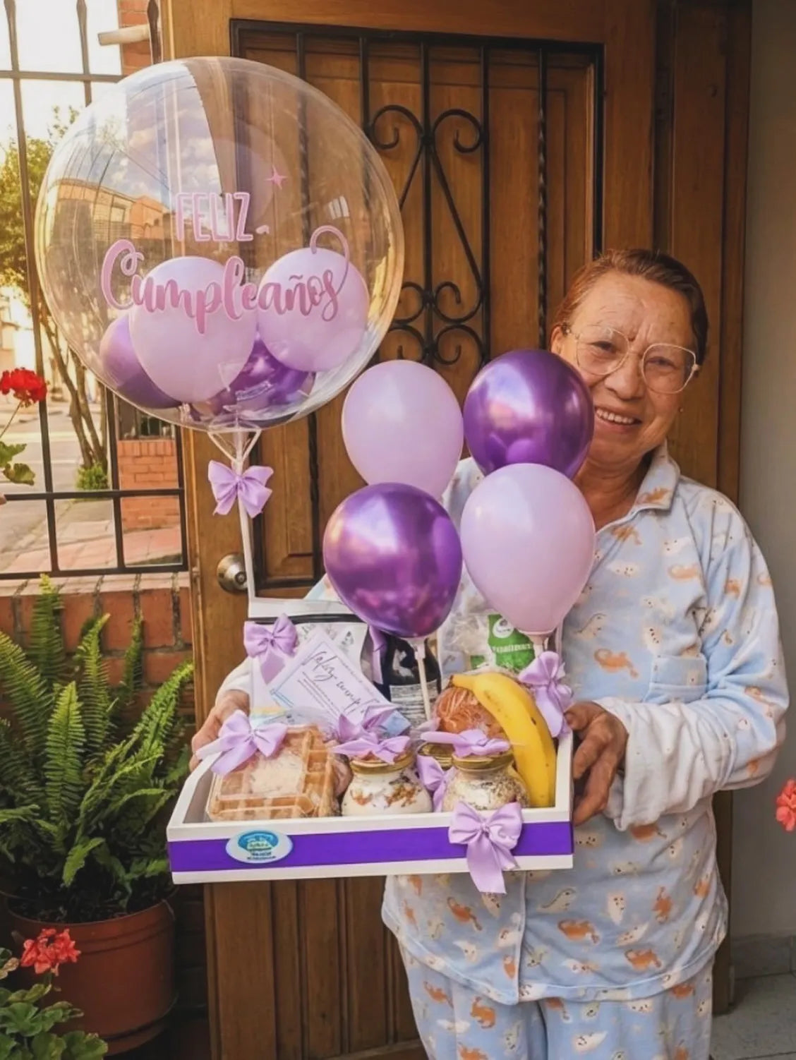 Entrega en la puerta con globos, momento de llegada