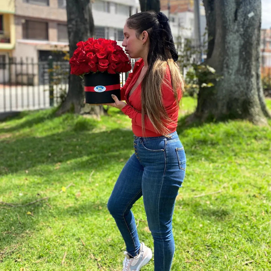 Mujer con rosas en jardín, color vivo