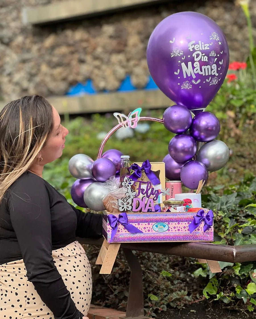 Regalo con globos lila, exterior