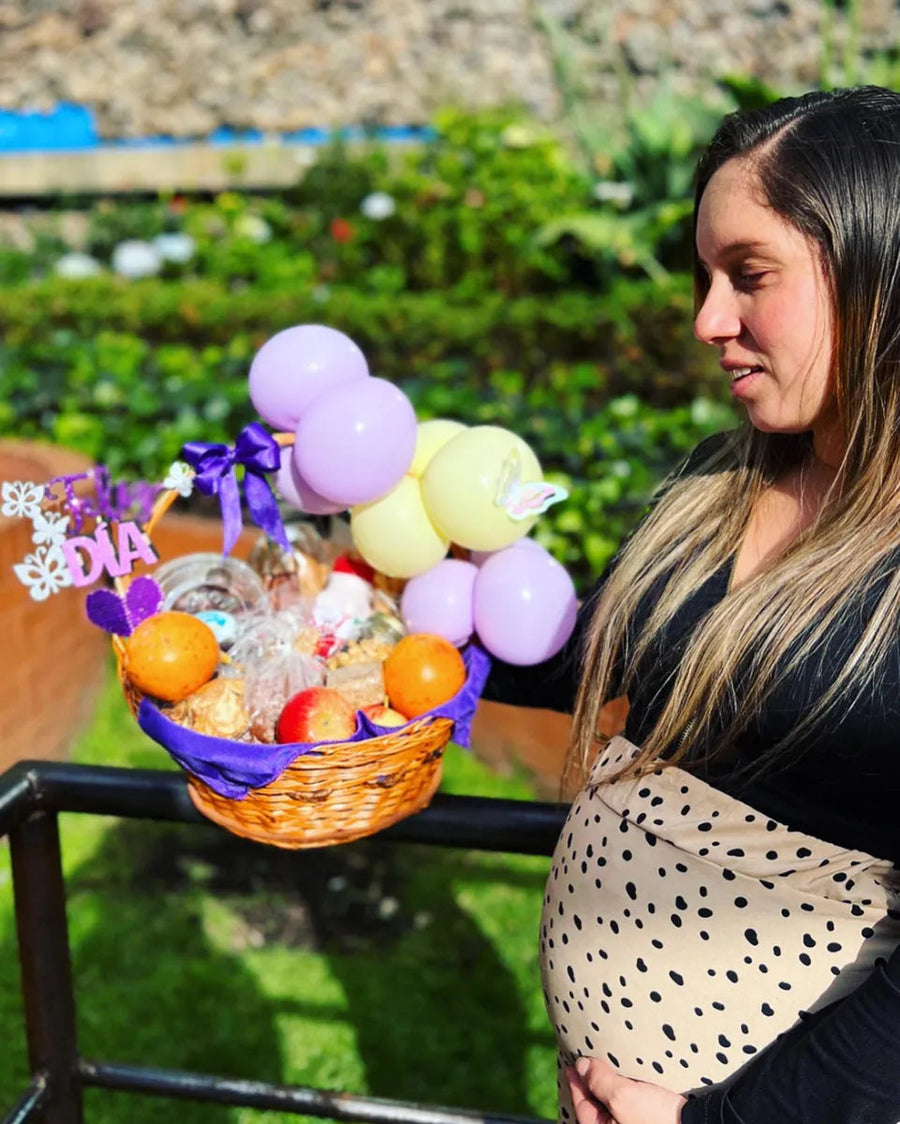 Mamá con ancheta y globos, luz natural