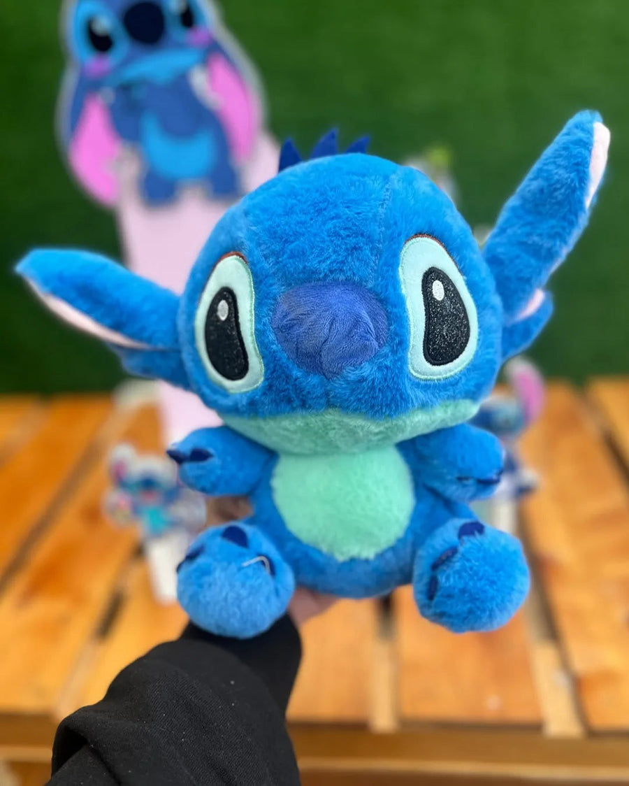 Peluche Stitch en mano, sin rostro de menor