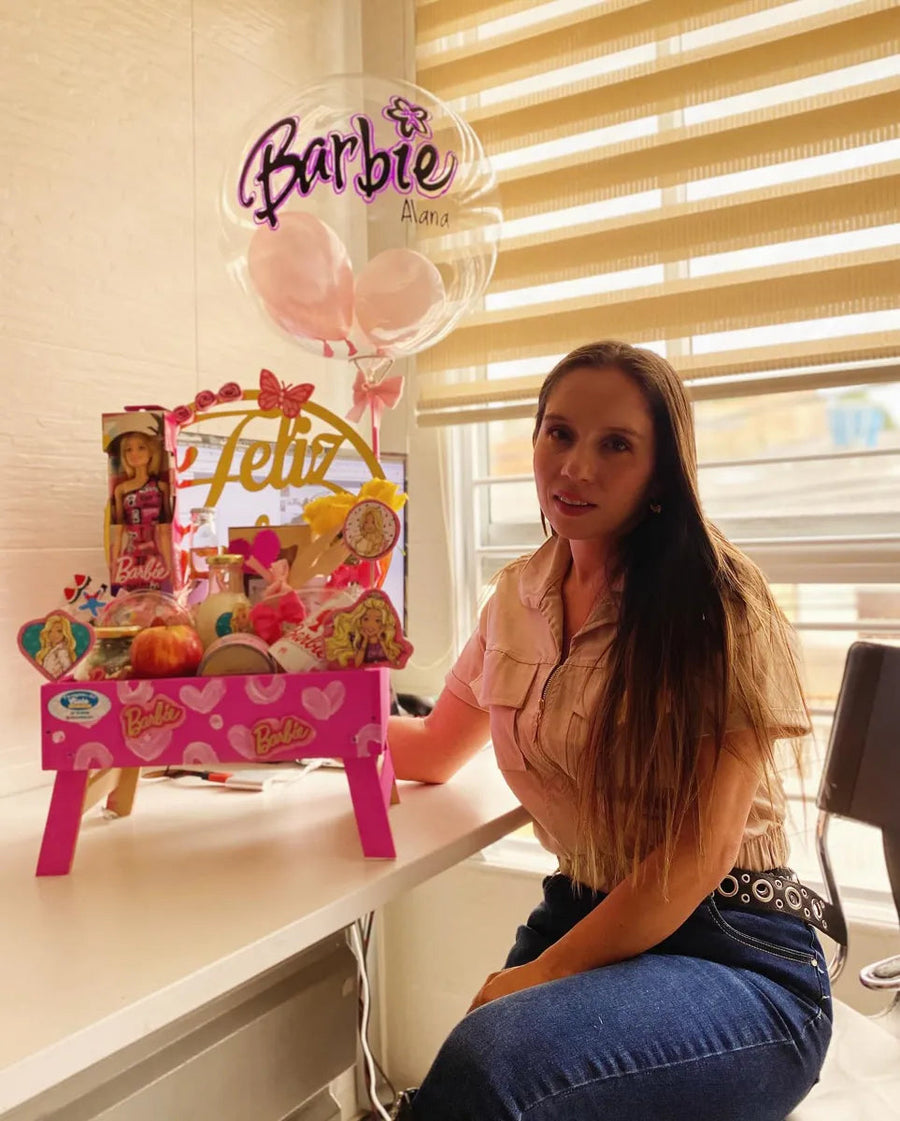 Ancheta Barbie con adulta, sin menores