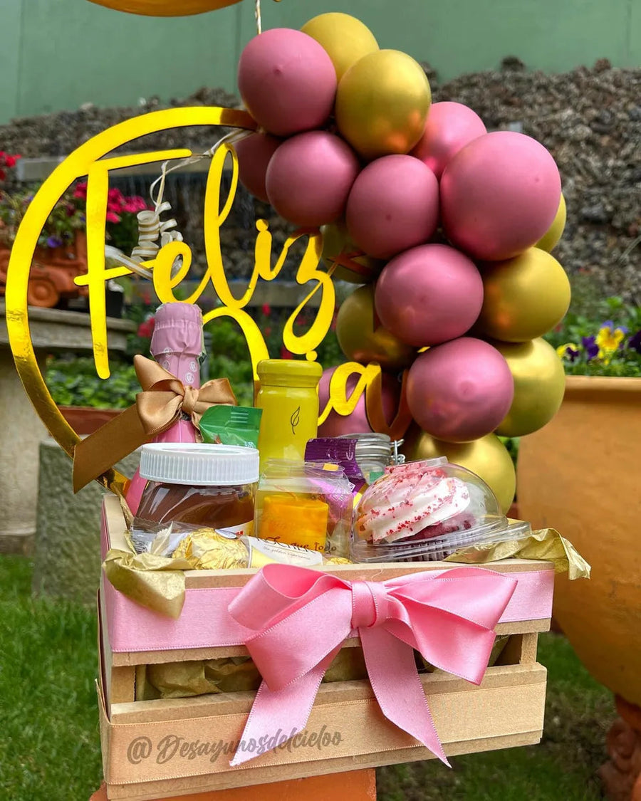 Ancheta en caja de madera con globos