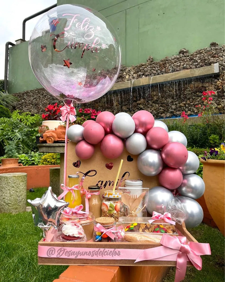 Ancheta con globos en jardín