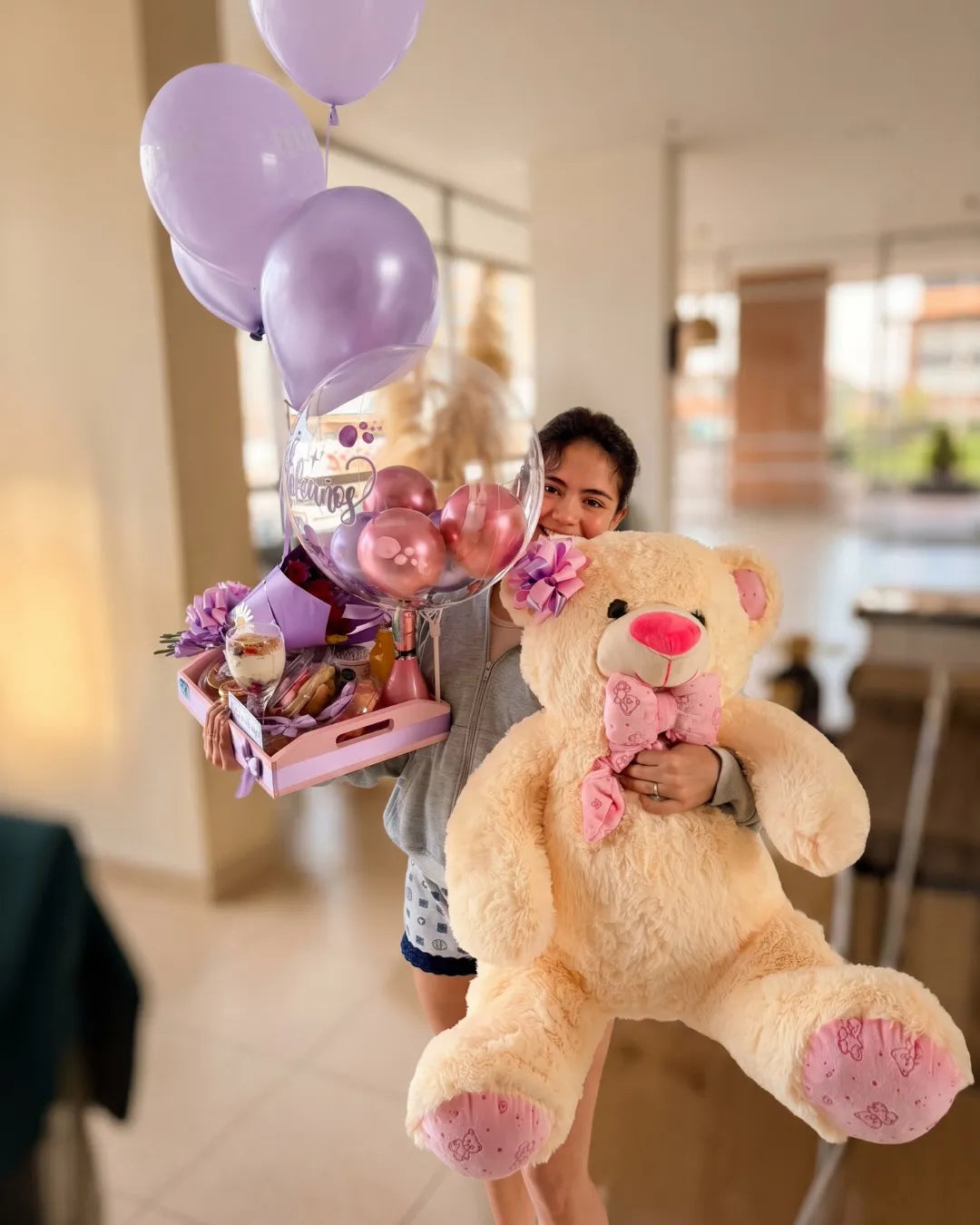 Peluche y globos con desayuno, tonos suaves