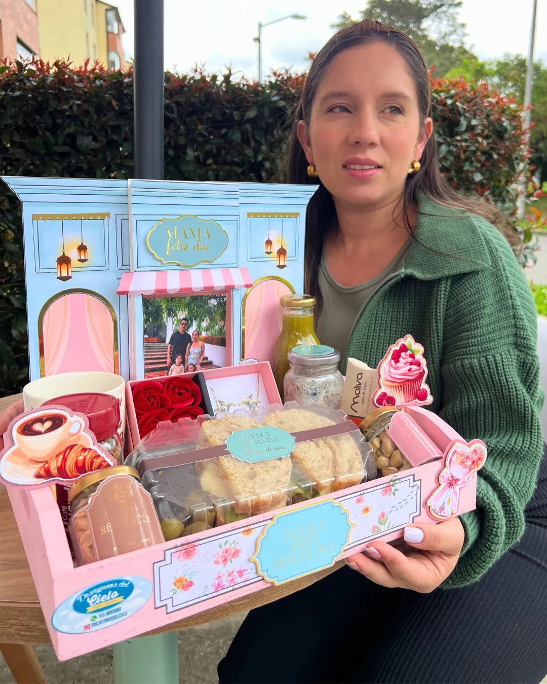 Mujer recibiendo desayuno en caja rosada, luz natural, producto completo