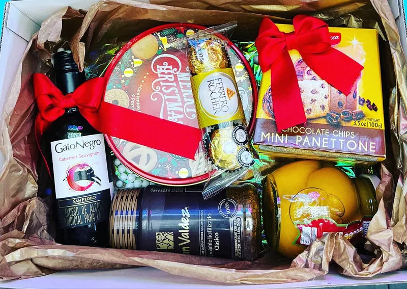 Caja corporativa con vino, galletas navideñas y panettone